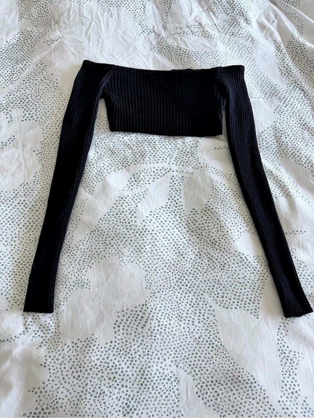 Superdown Naomi Off Shoulder Top Ribbed Long Sleeve Crop Top in Black Size Small